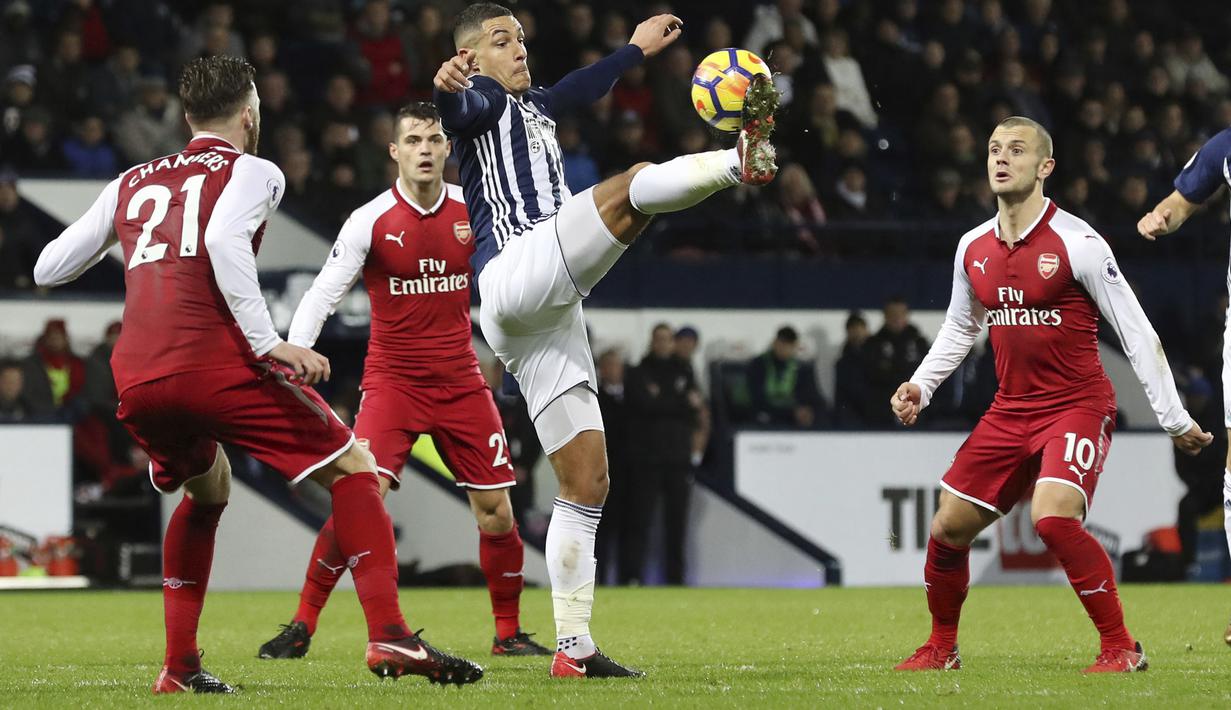 Pemain West Bromwich, Jake Livermore melakukan kontrol bola saat diadang para pemain Arsenal pada lanjutan Premier League di The Hawthorns, West Bromwich, (31/12/2017). Arsenal bermain imbang 1-1 dengan West Bromwich. (Martin Rickett/PA via AP)