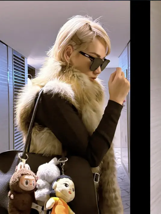 Tatanan rambut pendeknya menginspirasi dengan styling yang variatif. Aksi aksesori rambut memegang peranan oenting dalam tampilan. [Foto: Bunga Citra Lestari/ Instagram]