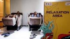 Dua orang awak media menikmati fasilitas pijat di Information Center Piala Dunia U-17 2023 Surabaya di Grand Swiss-Belhotel, Surabaya pada Sabtu (11/11/2023). Kementerian Komunikasi dan Informasi (Kominfo) bersama dengan PSSI membuka fasilitas pusat informasi (information center) sepanjang perhelatan Piala Dunia U-17. (Bola.com/Bagaskara Lazuardi)