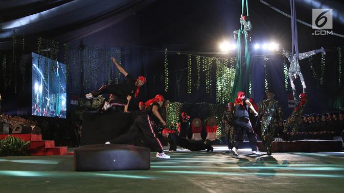 Atraksi anggota brimob saat meriahkan HUT Korps Brimob ke-73 di Mako Brimob Polri, Kelapa Dua, Depok, Jawa Barat, Rabu (14/11). Anggota brimob dari berbagi daerah membawakan tarian daerah masing-masing dari bali, papua. (Liputan6.com/Herman Zakharia)