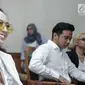 Istri Roby Geisha, Cinta Ratu Nansya tersenyum saat mengikuti sidang perceraian perdana di Pengadilan Agama Jakarta Selatan, Senin (12/3). Sidang beragendakan mediasi bagi kedua belah pihak. (Liputan6.com/Faizal Fanani)