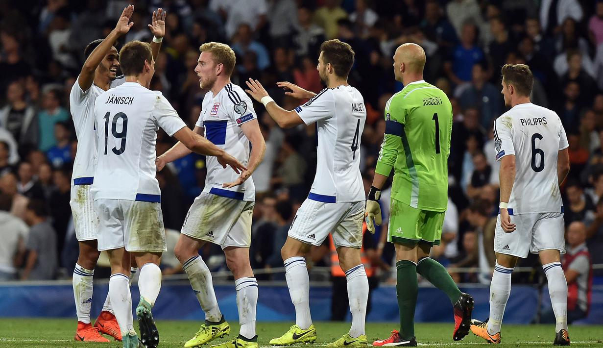 Para pemain Luksemburg berpesta usai membuat kejutan dengan menahan imbang Prancis pada laga Kualifikasi Piala Dunia 2018 di Stadion Municipal, Toulouse, Minggu (3/9/2017). Kedua negara bermain imbang 0-0. (AFP/Remy Gabalda)