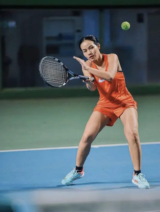 Tenis menjadi salah satu cabang olahraga yang diminati oleh Yura Yunita. Ia bahkan memilih nuansa warna cerah ketika melakukan latihan.  [Foto: Instagram/ Yura Yunita]