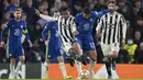 Gelandang Chelsea Ruben Loftus-Cheek berebut bola dengan bek Juventus Alex Sandro pada matchday kelima Grup H Liga Champions di Stamford Bridge, Rabu (24/11/2021) dini hari WIB. Juara bertahan Chelsea mengamankan tiket ke 16 besar usai menghajar Juventus. (AP Photo/Matt Dunham)