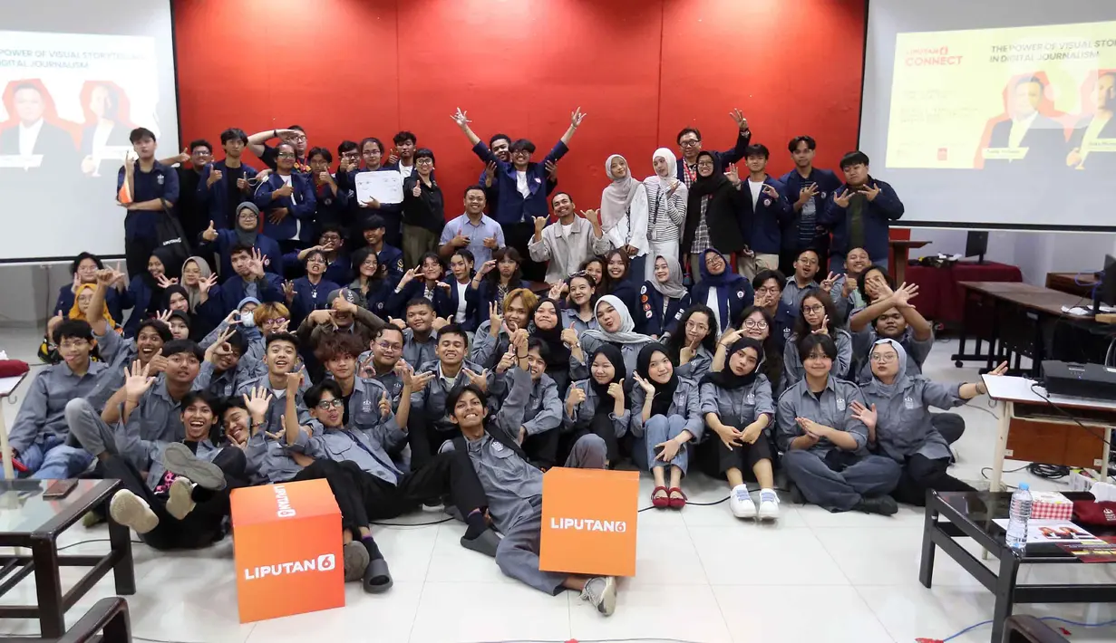 Tidak hanya itu, dalam program ini, para mahasiswa juga diperkenalkan dengan berbagai peran dalam produksi konten multimedia, mulai dari content producer, videographer, video editor, hingga social media strategis, serta keterampilan yang dibutuhkan seperti storytelling, kemampuan digital, komunikasi, dan pemahaman etika media massa. Tampak dalam foto, peserta dan narasumber berfoto bersama usai gelaran program Liputan6 Connect di Aula Lantai 3 Kampus Trisakti School of Multimedia, Jakarta Timur, pada Kamis 2 April 2026. (Liputan6.com/Helmi Fithriansyah)