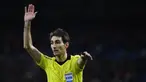 Laga Liga Spanyol pekan ke-33 antara Sevilla melawan Granada, Minggu (25/4/2021) berakhir konyol. Laga yang telah diakhiri wasit Ricardo de Burgos Bengoetxea kembali dilanjut setelah para pemain Granada memprotes kekeliruan wasit meniup pluit akhir secara prematur. (AFP/Gabriel Bouys)