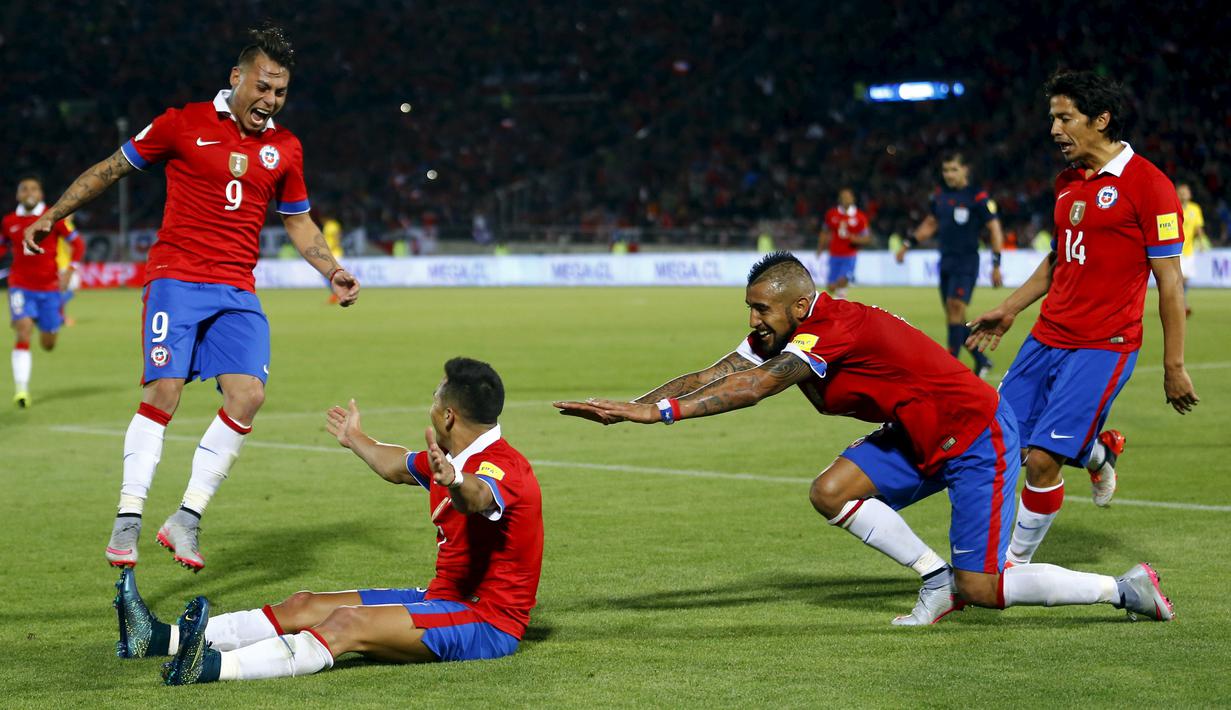 Para pemain Chile merayakan gol Alexis Sanchez pada laga kualifikasi Piala Dunia 2018 di Santiago, Chile, Kamis (08/10/2015). Chile menang 2-0. (REUTERS/Ivan Alvarado)