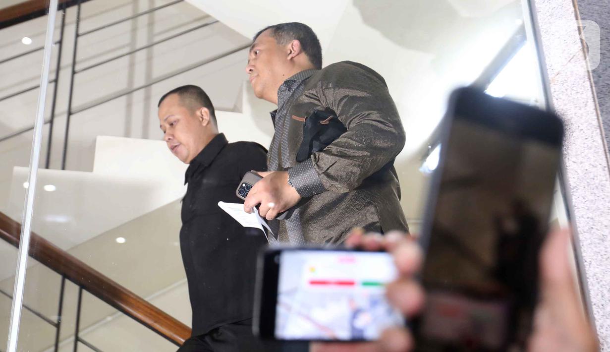 Wakil Menteri Imigrasi dan Pemasyarakatan, Silmy Karim (kanan) saat tiba di Gedung Merah Putih Komisi Pemberantasan Korupsi (KPK), Jakarta, Rabu (3/6/2026). (Liputan6.com/Helmi Fithriansyah)