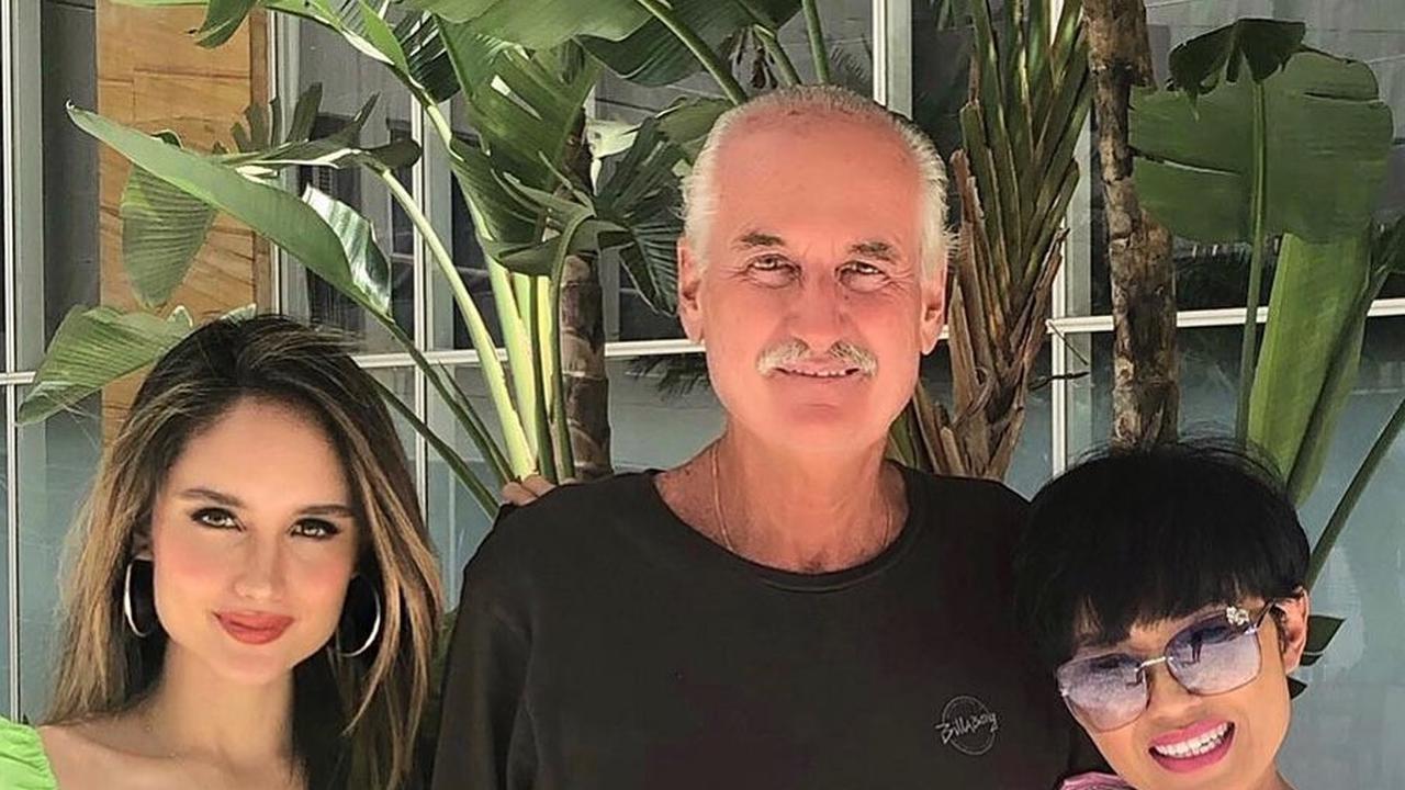 7 Gaya Ibunda Cinta Laura, Selalu Berponi dan Berkacamata