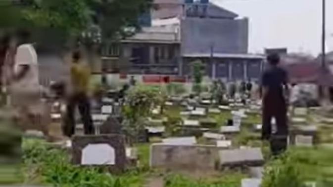 2 Kelompok Remaja Saling Ejek di Medsos Berujung Tawuran di Kuburan Sampai jadi Tontonan Peziarah