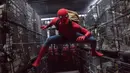 Aksi Tom Holland saat memerankan karakter Spiderman di film `Spider-Man: Homecoming.`. Film ini  dijadwalkan akan dirilis pada 7 Juli 2017 di AS. Sekuel film direncanakan akan dirilis pada 5 Juli 2019. (Chuck Zlotnick/Columbia Pictures-Sony via AP)