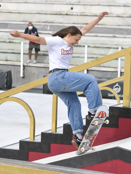 Fleur Vos, dari Belanda, bertanding di Kejuaraan Dunia Skateboard Jalanan, ajang kualifikasi untuk Olimpiade Tokyo, di Roma, Italia (2/6/2021). (Fabrizio Corradetti/LaPresse via AP)
