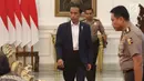 Presiden Joko Widodo berisap mengikuti rapat terbatas di Istana Merdeka, Jakarta, Senin (18/12). Dalam ratas tersebut Jokowi membahas persiapan Natal dan Tahun Baru. (Liputan6.com/Angga Yuniar)