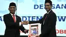 Nadiem Makarim (kanan) secara simbolis menerima plakat dari Muhadjir Effendy dalam acara lepas sambut Menteri Pendidikan dan Kebudayaan (Mendikbud) di Jakarta, Rabu (23/10/2019). Nadiem Makarim menggantikan Muhadjir Effendi yang sebelumnya menjabat sebagai Mendikbud. (merdeka.com/Iqbal Nugroho)