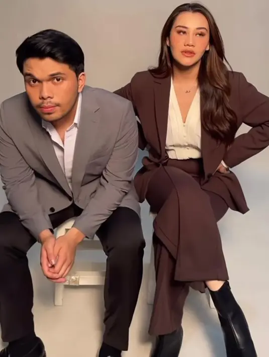 Di potret ketiga, Thariq dan Aaliyah kompak dengan office look. [IG: @erichalamin]