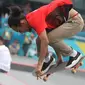 Skateboarder Indonesia, Pevi Permana Putra melakukan gerakan trik pada final taman putra Asian Games 2018 di arena roller sport Jakabaring, Palembang, Rabu (29/8). Pevi meraih medali perunggu dengan 67,00 poin. (ANTARA FOTO/INASGOC/Rahmad Suryadi)