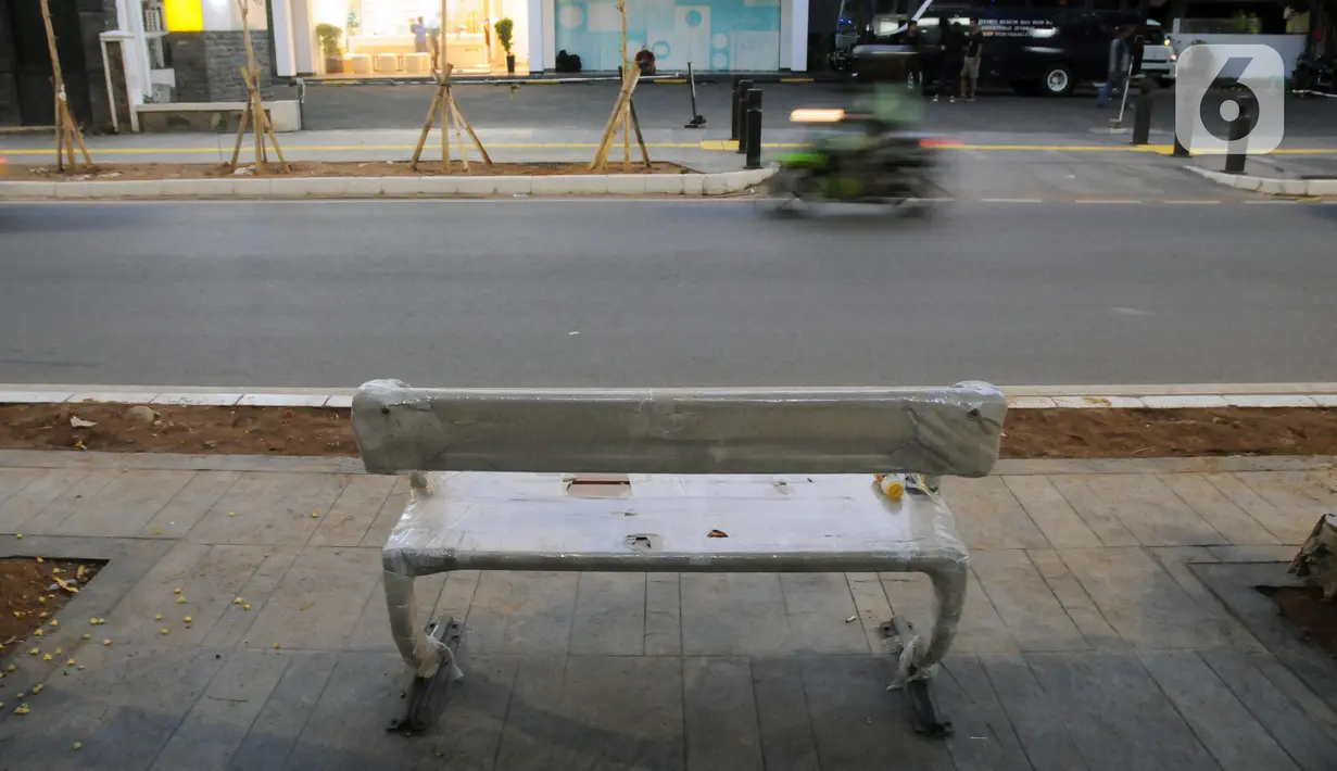 Bangku taman terpasang di trotoar kawasan Jalan Cikini Raya, Jakarta, Minggu (8/12/2019). Sebagai bagian dari proyek revitalisasi, kini sepanjang trotoar Cikini Raya mulai terpasang bangku-bangku taman. (Liputan6.com/Helmi Fithriansyah)