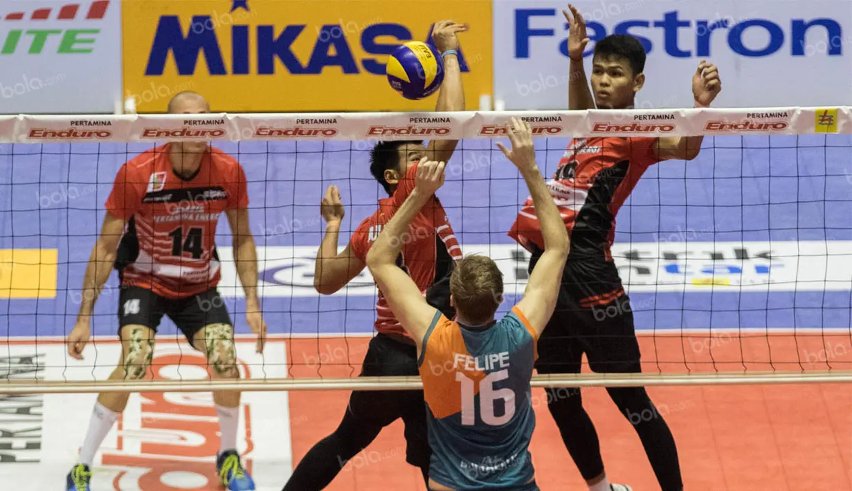 4. Pevoli Jakarta BNI Taplus, Jose Da Silveira, melakukan smash ke arah area Jakarta Pertamina Energi pada babak final four seri kedua Proliga 2016 di GOR Amongrogo, Yogyakarta, Minggu (10/5/2016). (Bola.com/Vitalis Yogi Trisna)