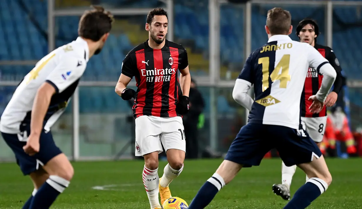 Gelandang AC Milan, Hakan Calhanoglu (tengah), menguasai bola di hadapan dua pemain Sampdoria dalam laga lanjutan Liga Italia 2020/21 pekan ke-10 di Luigi Ferraris Stadium, Minggu (6/12/2020). AC Milan menang 2-1 atas Sampdoria. (AFP/Andreas Solaro)