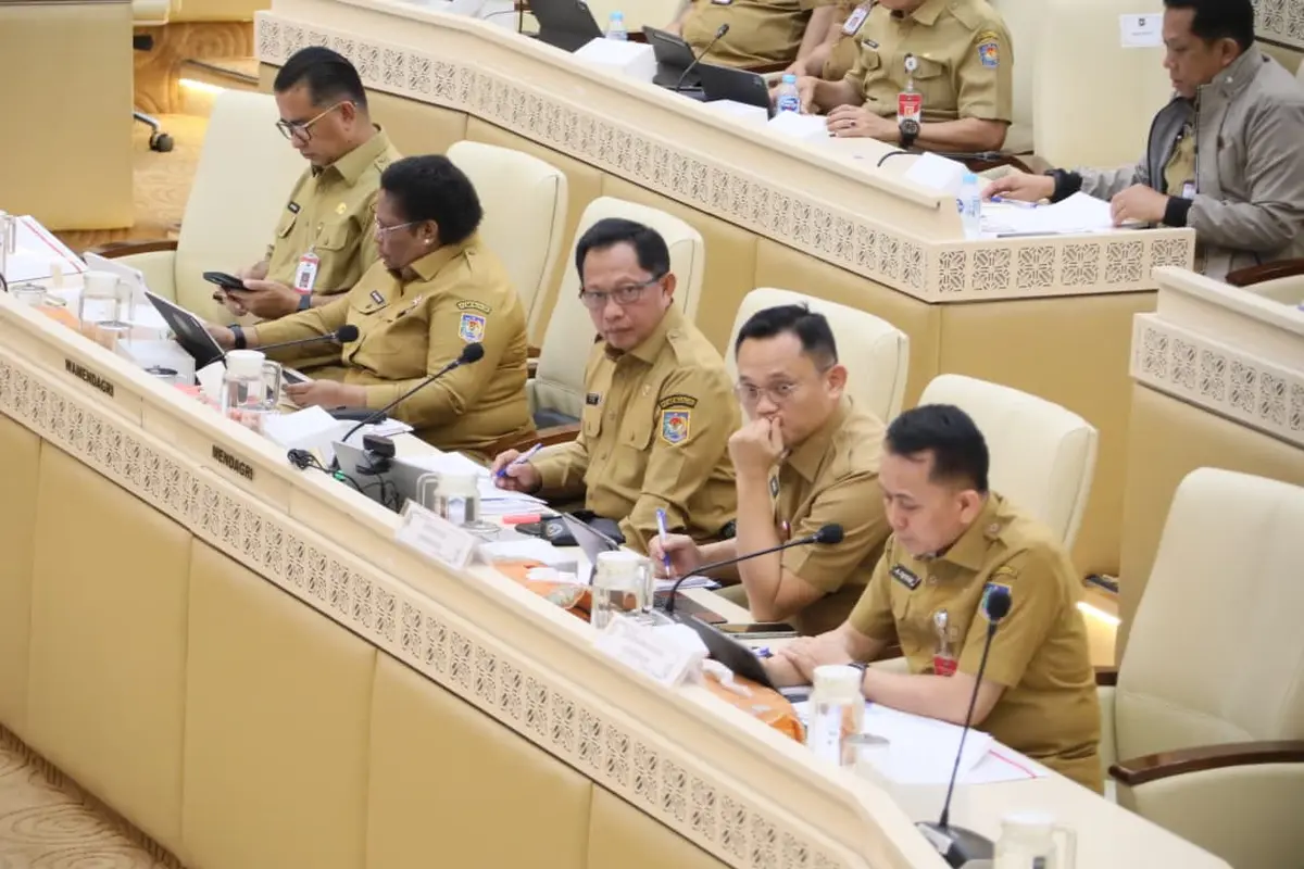 Mendagri pada Rapat Kerja dan Rapat Dengar Pendapat (RDP) pembahasan terkait Otsus Papua, Otsus Aceh, dan Keistimewaan DIY di Ruang Rapat Komisi II DPR RI, Kompleks Parlemen, Senayan, Jakarta, Senin (13/4/2026).