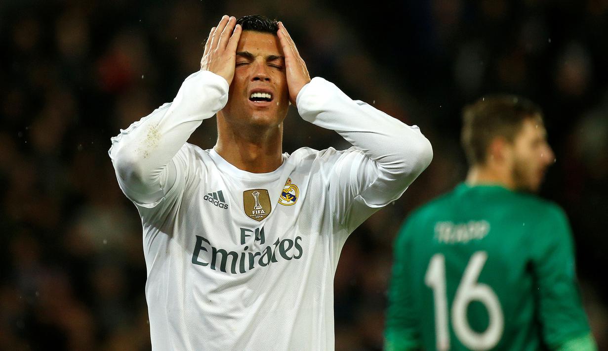 Ekspresi kekecewaan Cristiano Ronaldo setelah gagal memanfaatkan peluang di depan gawang PSG di lanjutan Grup A Liga Champions di Stadion Parc des Princes, Paris, Prancis, Kamis (22/10/2015) dini hari WIB. (EPA/Yoan Valat)