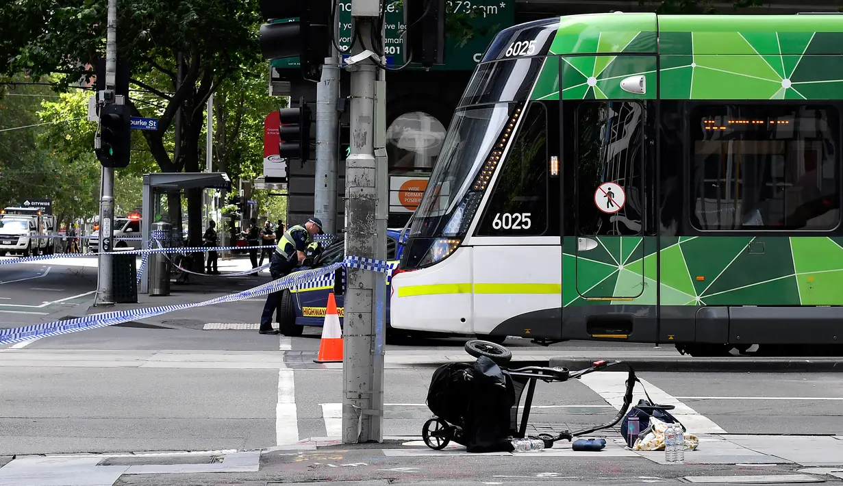 Kereta bayi tergeletak di lokasi sebuah mobil menghantam para pejalan kaki di pusat kota Melbourne, Australia, Jumat (20/1). Media-media Australia melaporkan, mobil itu melaju secara sembrono sebelum menabrak para pejalan kaki. (AP Photo/Andrew Brownbill)