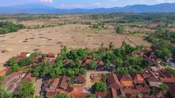 Warga membongkar sendiri rumah yang akan terkena dampak penggenangan Waduk Jatigede di Desa Cipaku, Sumedang, Jawa Barat, Senin (31/8/2015). Beberapa warga masih ada yang bertahan karena belum tuntasnya soal ganti rugi. (Liputan6.com/Faizal Fanani)