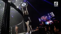 Sejumlah gadis cantik dan seksi turut meramaikan seri pertama ONE Championship.