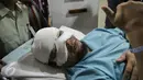 Penyidik KPK, Novel Baswedan tiba di RS Jakarta Eye Center (JEC), Menteng, Jakarta, Selasa (11/4). Sebelumnya Novel dirawat di RS Mitra Keluarga. (Liputan6.com/Faizal Fanani)