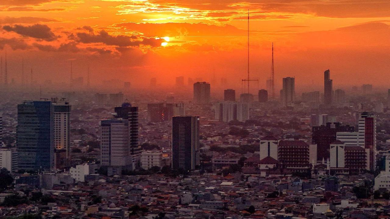 Keindahan Kota Jakarta yang Padat Penduduk di Kala Senja