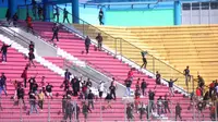 Para suporter tim putri Persija Jakarta saat mencoba menyebut tribune suporter Persib Bandung dalam laga di Stadion Maguwoharjo, Sleman, Rabu (8/10/2019).