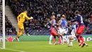 Pemain Atletico Madrid Antoine Griezmann (kanan) mencetak gol ke gawang FC Porto pada pertandingan sepak bola Grup B Liga Champions di Stadion Dragao, Porto, Portugal, 7 Desember 2021. Atletico Madrid menang 3-1. (AP Photo/Luis Vieira)