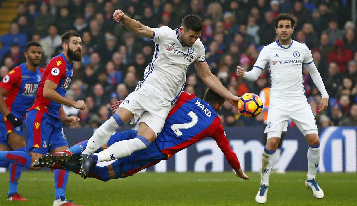 Aksi Chelsea, Gary Cahill (kiri) berduel dengan pemain Crystal Palace pada lanjutan Premier Leagu di Selhurst Park, (17/12/2016). Chelsea menang 1-0. (AFP/Adrian Dennis)  