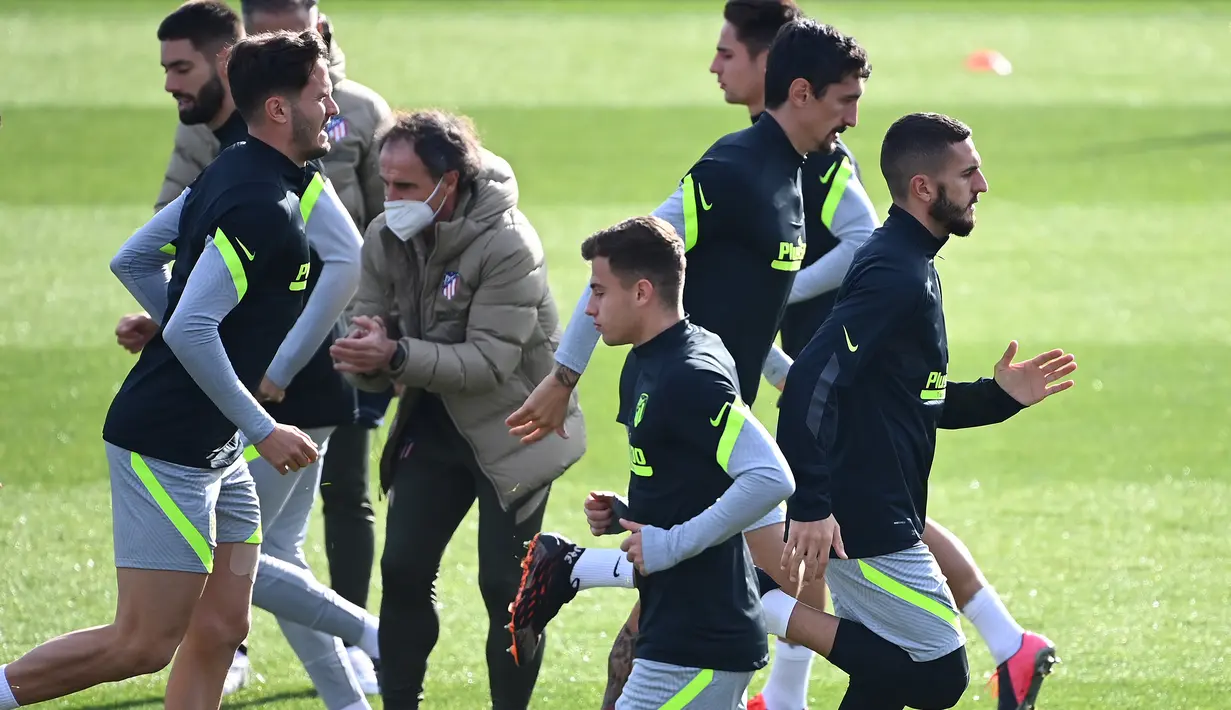Para pemain Atletico Madrid melakukan pemanasan selama sesi latihan di tempat latihan klub di Majadahonda dekat Madrid (24/11/2020). Atletico Madrid akan bertanding melawan Lokomotiv Moscow pada Grup A Liga Champions di Estadio Wanda Metropolitano. (AFP/Gabriel Bouys)