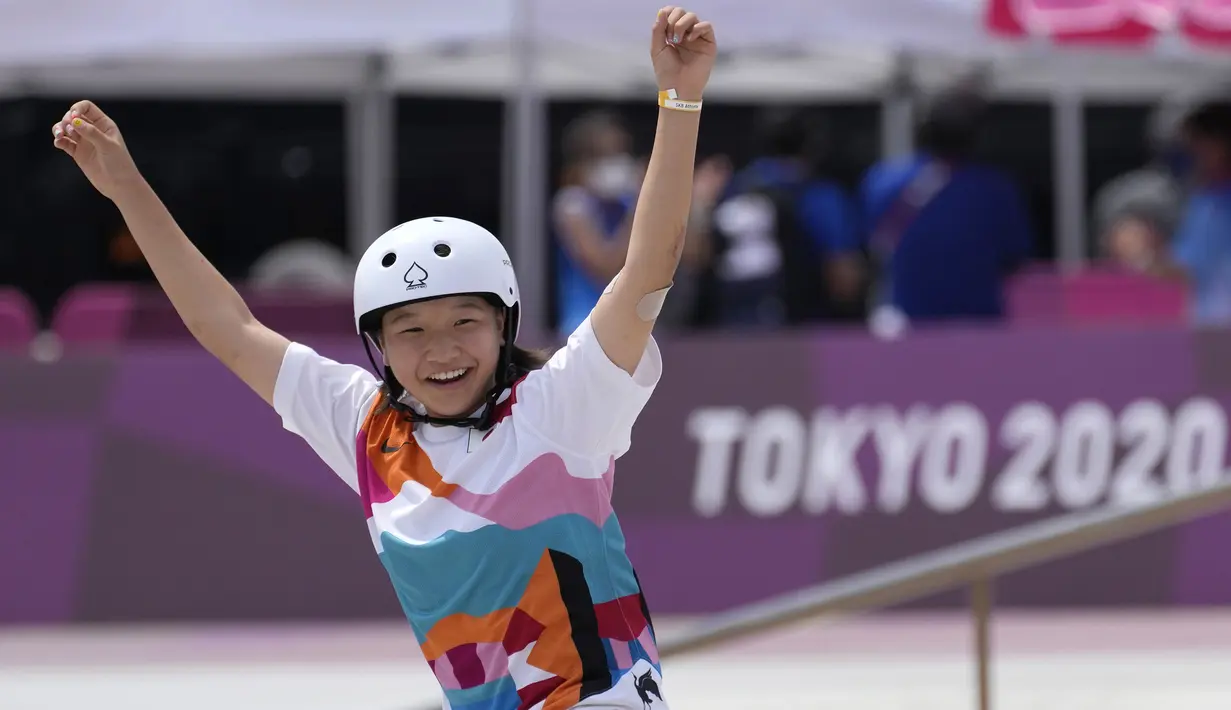 Atlet tuan rumah Jepang, Nishiya Momiji menjadi peraih medali emas pada cabang olahraga skateboard kategori jalanan putri pada Olimpiade Tokyo 2020. Cabang olahraga skateboard sendiri baru menjalani debutnya di Olimpiade edisi kali ini. (Foto: AP/Ben Curtis)