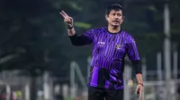 Pelatih kepala Timnas Indonesia U-20, Indra Sjafri memberikan arahan kepada pemainnya saat pemusatan latihan yang berlangsung di Lapangan B, Senayan, Jakarta, Jumat (15/03/2024) malam. (Bola.com/Bagaskara Lazuardi)