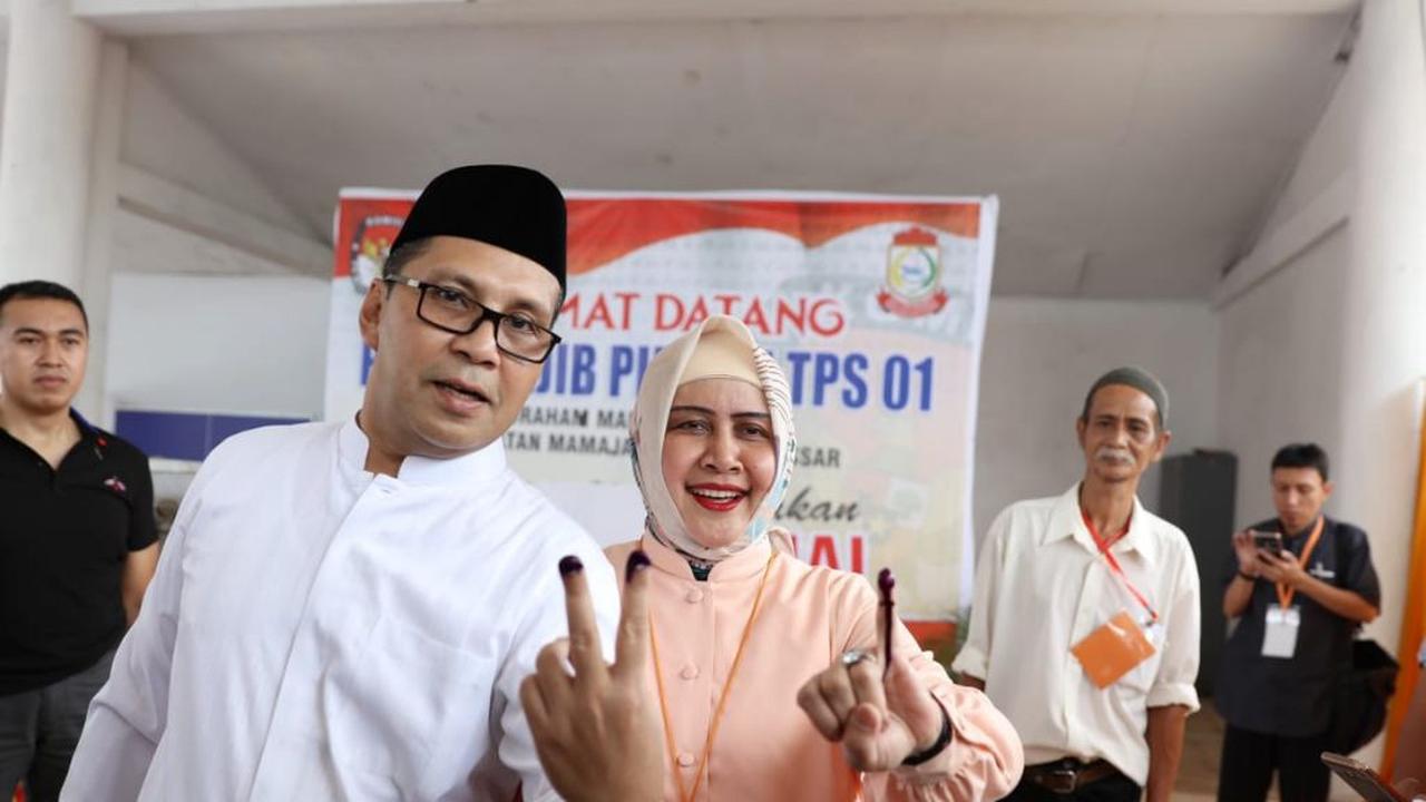 Wali Kota Makassar, Moh. Ramdhan Pomanto menggunakan hak suaranya di TPS 01, Kelurahan Maricaya Selatan Kecamatan Mamajang, Rabu (27/6/2018).