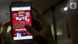 Calon Konsumen membuka aplikasi situs belanja online di Kawasan Senayan, Jakarta, Kamis (12/12/2019). Konsumen berburu diskon di salah satu situs jual beli online yang menawarkan beragam potongan harga khusus pada hari belanja online nasional (Harbolnas). (Liputan6.com/Johan Tallo)