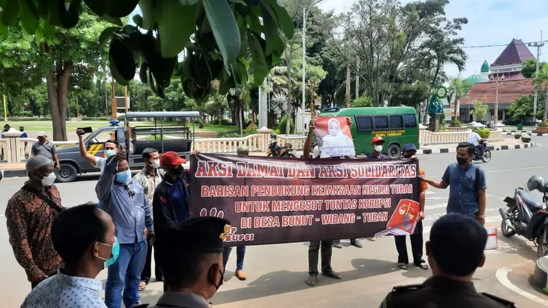 Warga Bunut menggelar demo di depan Kejari Tuban. (Ahmad Adirin/Liputan6.com)