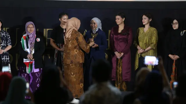 Pegiat Literasi Digital Mira Sahid menerima Anugerah Perempuan Hebat 2025