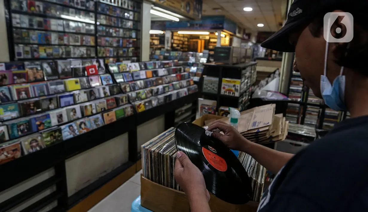 Pecinta musik memilah Piringan Hitam, CD, dan Kaset pita di toko "Wow Record Store", Blok M Squere, Jakarta, Jumat (12/3/2021). Dengan begitu jumlah minat pembeli Piringan Hitam, CD, dan Kaset Pita ini menurun secara offline. (Liputan6.com/Johan Tallo)