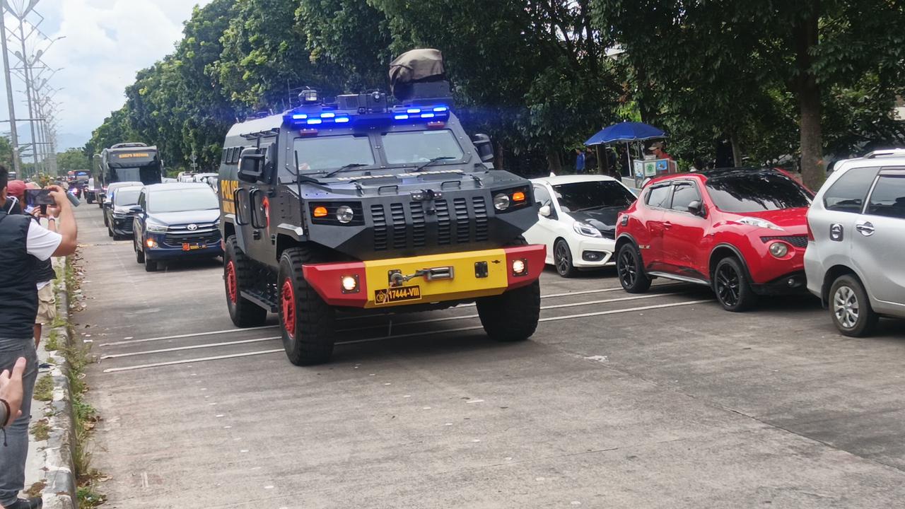 Potret Pemain Persija Jakarta Tiba di Stadion Gelora Bandung Lautan Api Menggunakan Rantis Brimob
