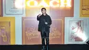 Kang Min Hyuk memadukan kaus, dengan oversized leather jacket, leather pants, leather boots, dan sling bag yang semuanya berwarna hitam. [Foto: Document FIMELA/Adrian Putra]
