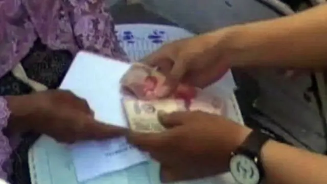 Meski Sakit, Nenek Marsini Harus Digotong Terima BLSM