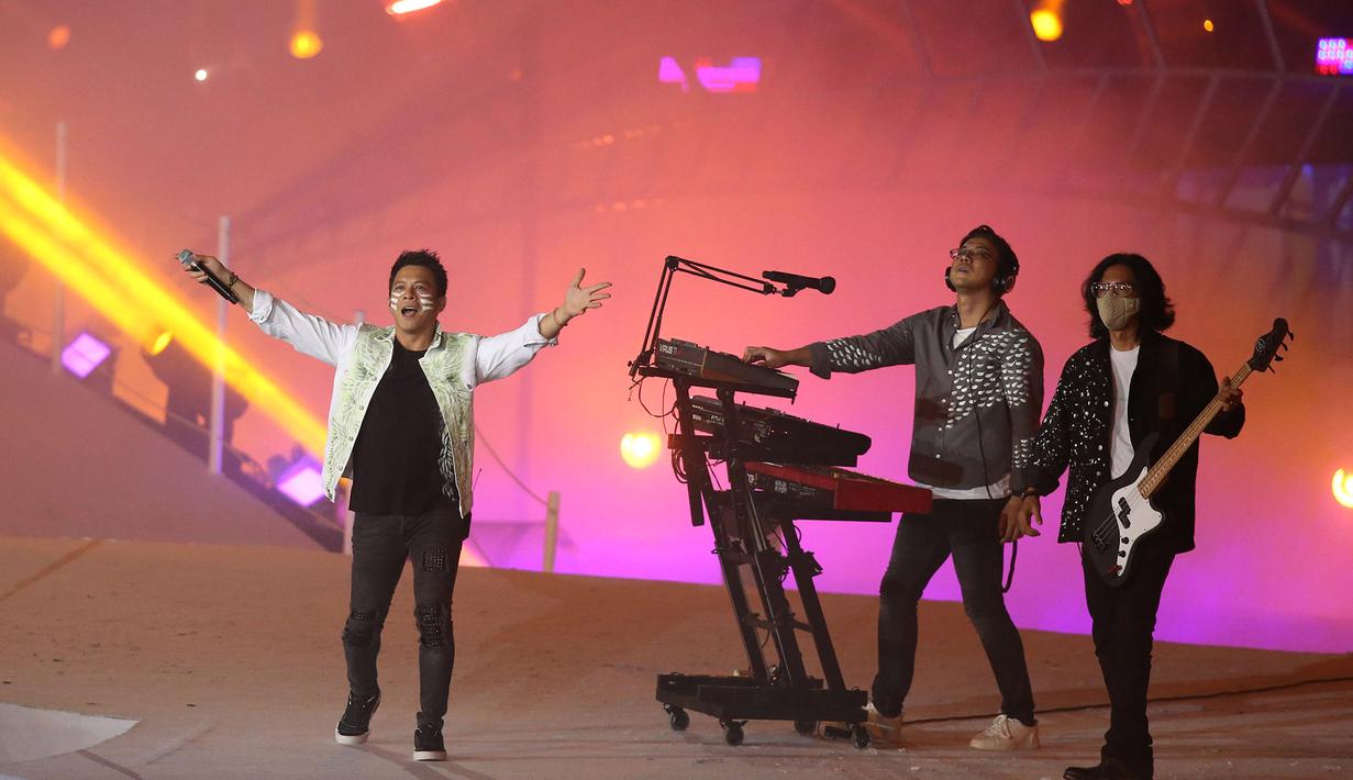 Penutupan PON Papua 2021 juga diramaikan oleh Noah, dengan lagu andalan mulai dari “Separuh Aku”, “Wanitaku”, sampai “Khayalan Tingkat Tinggi.” (PB PON XX Papua/Charlie Lopulua)