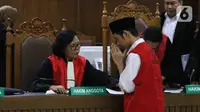 Luthfi Alfiandi terdakwa kasus dugaan melawan polisi saat aksi pelajar di depan Gedung DPR RI pada September 2019 lalu menghampiri majelis hakim saat menjalani sidang putusan di PN Jakarta Pusat, Kamis (30/1/2020). Atas putusan hakim, Luthfi akan bebas hari ini. (Liputan6.com/Angga Yuniar)