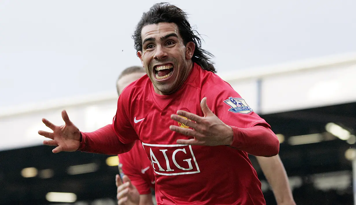 Carlos Tevez. Striker asal Argentina ini dipinjam Manchester United dari West Ham selama dua musim, 2007/2008 dan 2008/2009. Tampil sebagai pilihan utama, ia mampu mempersembahkan 2 gelar Liga Inggris dan 1 Liga Champions. Total tampil 99 laga dengan torehan 34 gol dan 14 assist. (AFP/Paul Ellis)