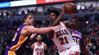 Forward Chicago Bulls, Jimmy Butler (kanan), berusaha melewati pemain Los Angeles Lakers, Timofey Mozgov, pada laga lanjutan NBA di United Center, Rabu (30/11/2016) waktu setempat. (Reuters/Mike DiNovo-USA TODAY Sports)