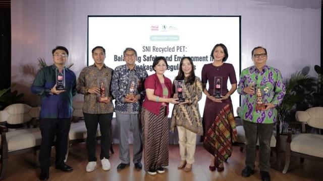 Diskusi panel media bertajuk "SNI Resin PET Daur Ulang: Seimbangkan Keamanan dan Lingkungan dalam Regulasi Kemasan di Kawasan Senayan, Jakarta Pusat, Selasa, 14 November 2023.