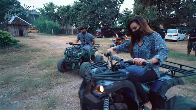 Momen Atta Halilintar dan Aurel Hermansyah Naik ATV di Jogja. (Sumber: YouTube/Aurelie Hermansyah)